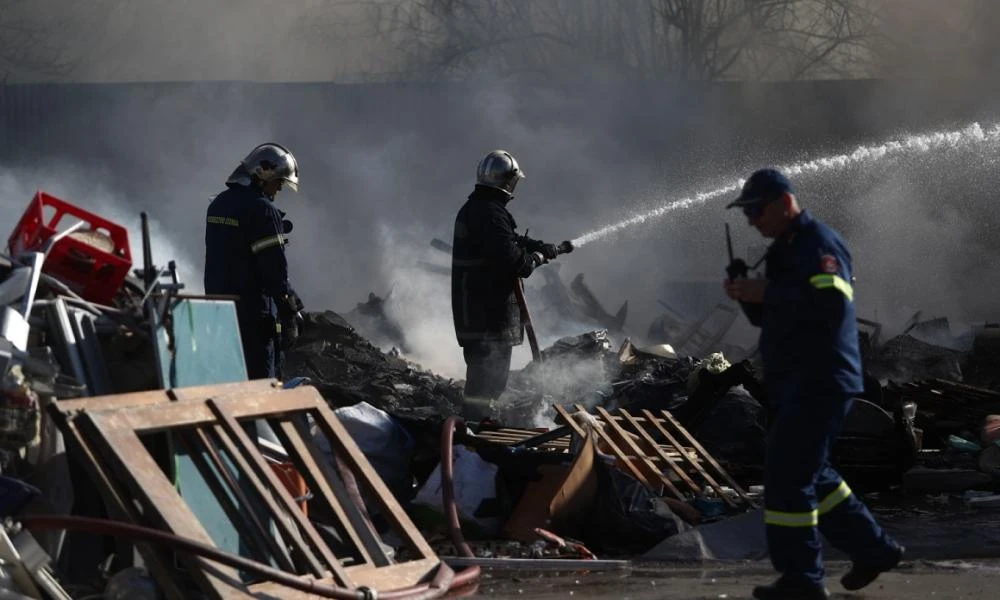 Υπό έλεγχο η φωτιά στον Ταύρο – Εστάλη μήνυμα 112 για πυκνούς καπνούς (βίντεο)